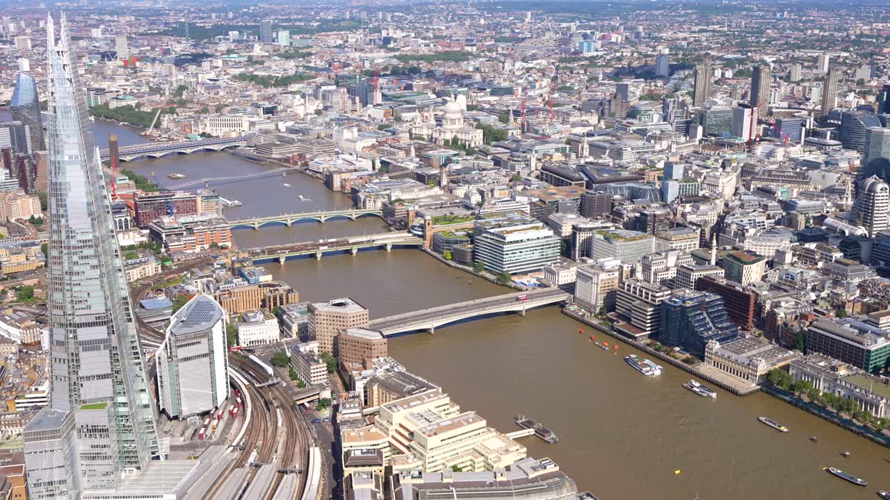 다리 를 가로질러 서쪽 을 바라보는 샤드 와 테임즈 강 의 공중 전망