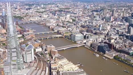 vista aérea del fragmento y el río támesis mirando hacia el oeste a través de los puentes