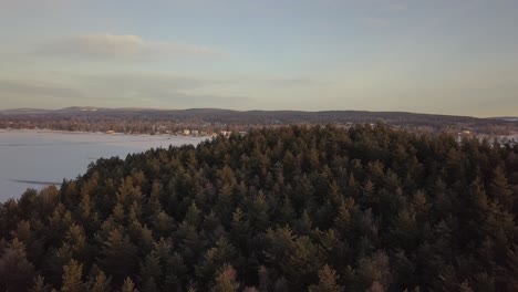 Lago-Congelado-En-Falun,-Suecia-Durante-Un-Frío-Invierno-En-Diciembre,-Filmado-Con-Un-Dron