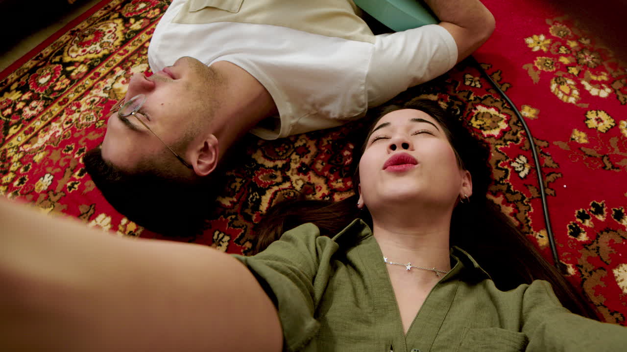 여자 는 자신 과 친구 를 녹화 하고 있다