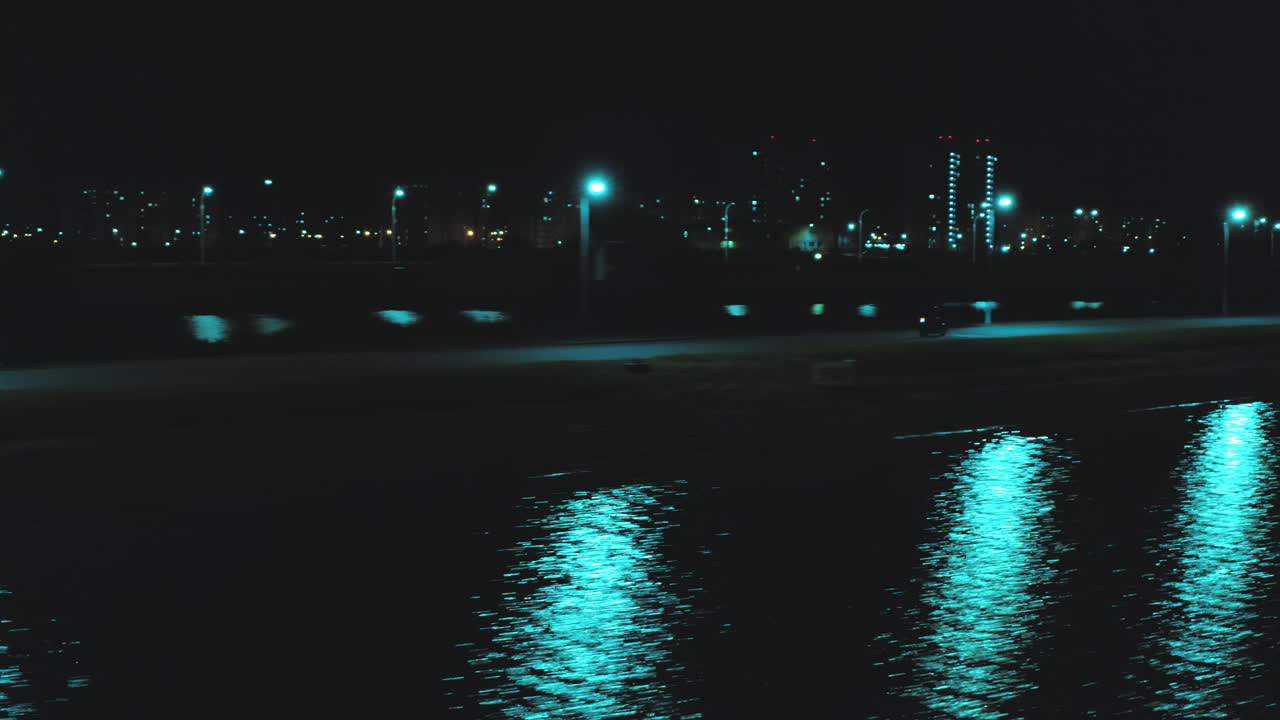 vuelo desde una altura detrás de una motocicleta deportiva corriendo a lo largo del río contra el telón de fondo de la