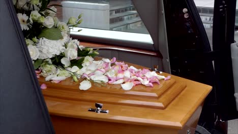 Primer-Plano-De-Un-Ataúd-Funerario-O-Ataúd-En-Un-Coche-Fúnebre-O-Capilla-O-Entierro-En-El-Cementerio