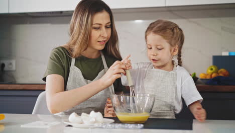 Mutter-Zeigt-Ihre-Kleine-Tochter-In-Der-Küche