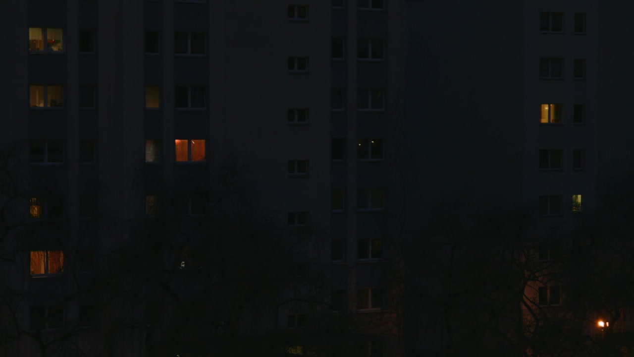 En boligblok i beton om natten i det østlige Berlin, Tyskland