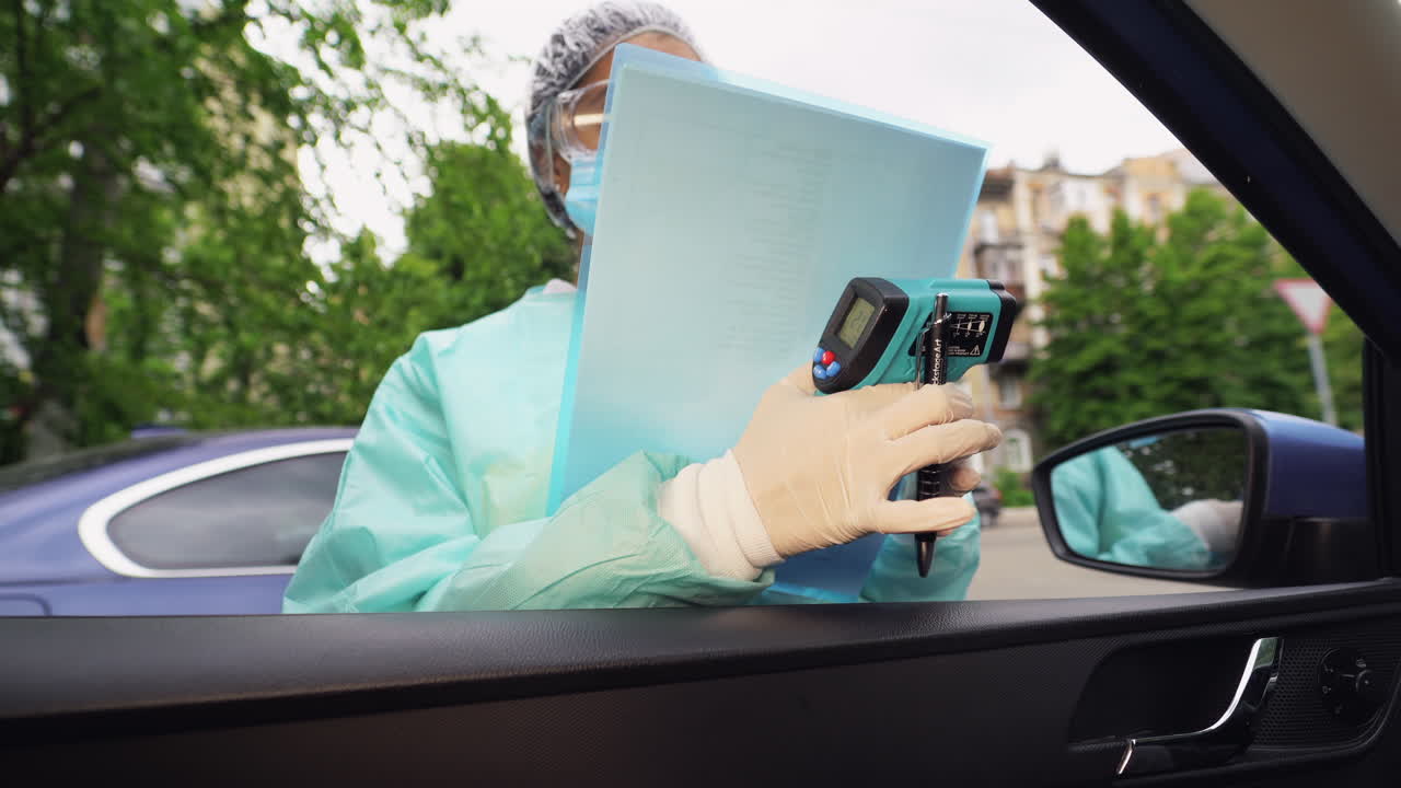 examen médico profesional del paciente en automóvil