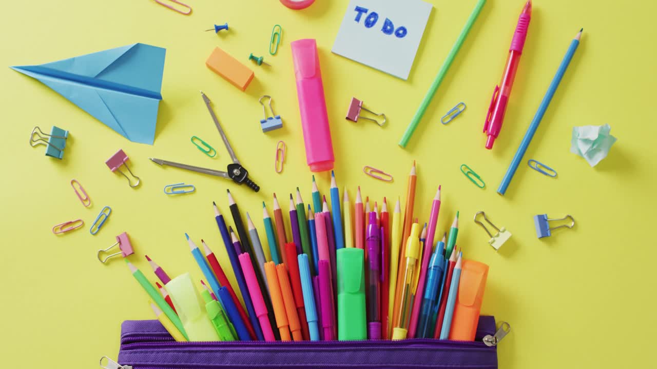 노란색 배경 에 있는 학교 용품 과 노트북, 종이 클립, 펜 의 비디오