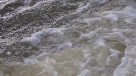 Aguas-Residuales-Que-Corren-Hacia-Un-Lago-Que-Contamina-El-Agua-Almacen-De-Metraje-De-Video