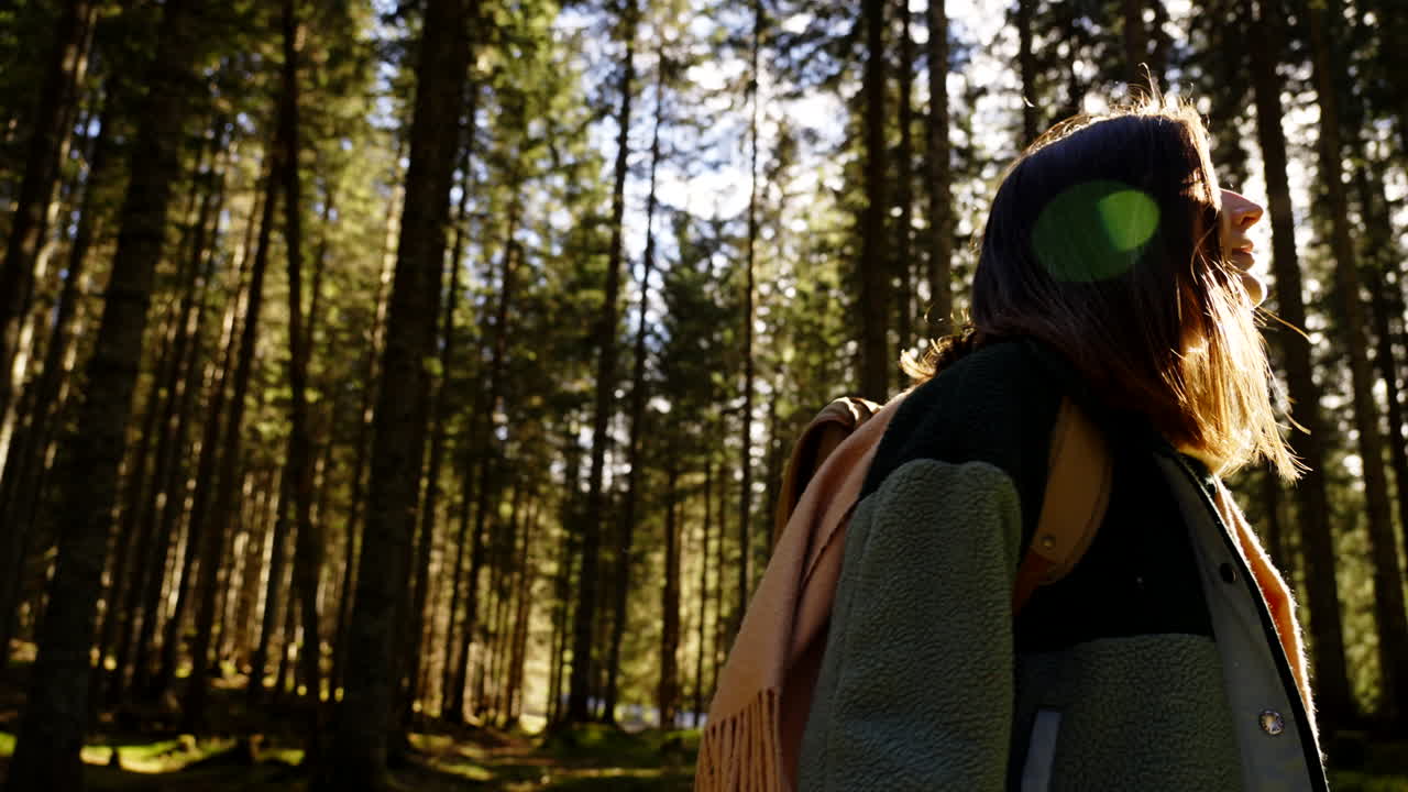 숲 에서 산책 하는 여자