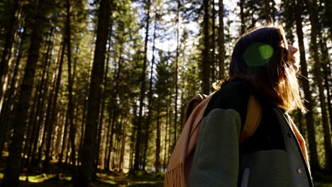 mujer caminando en un bosque