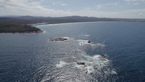 Sloop-Rock---Solitary-Rock-Formations-Jutting-Out-Of-The-Sea-Near-Sloop-Rock-Lookout-In-Tasmania,-Australia