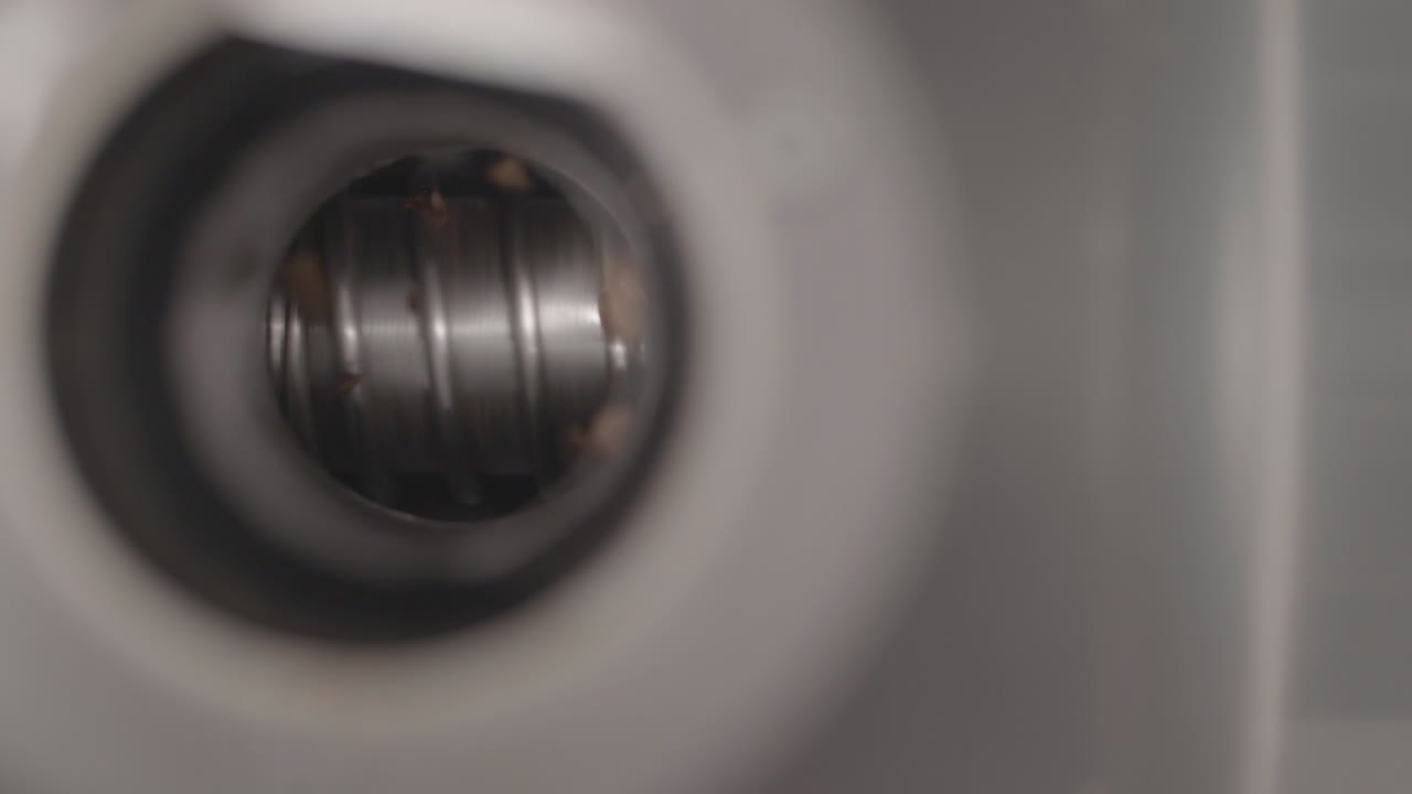 cerca de los granos de café que se muelen