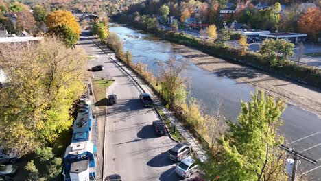 Antena-A-Lo-Largo-Del-Río-Winooski-Con-Tren-De-Carga-En-Vías-En-Montpelier-Vermont