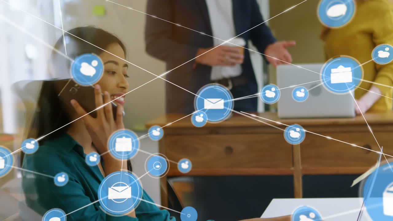 animación de una red de conexiones con iconos sobre una mujer de negocios que usa un teléfono inteligente