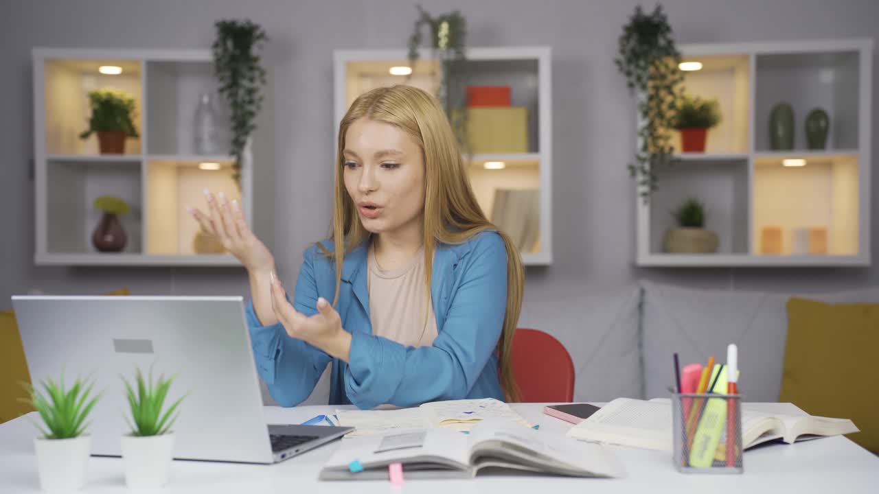 студентка, которая удивлена и счастлива новостями.