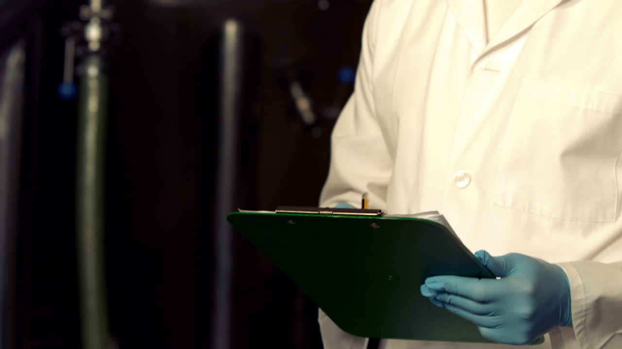 información de escritura científica de la cervecería en un clipboard