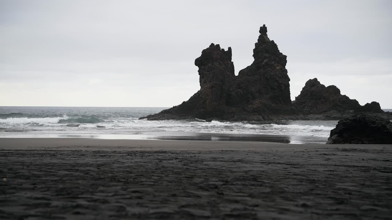 la playa de benijo en tenerife. la playa de arena negra del paraíso.
