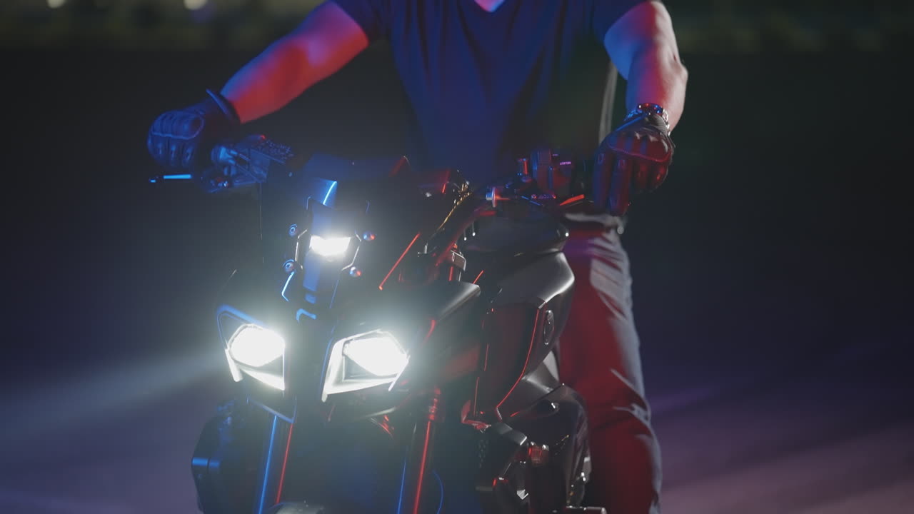 야간 타는 오토바이 운전자