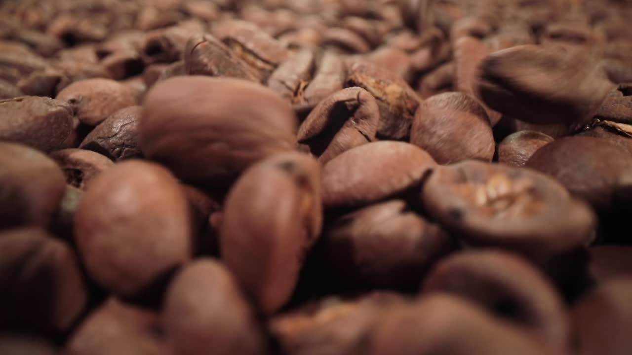 Chicchi di caffè che cadono in primo piano
