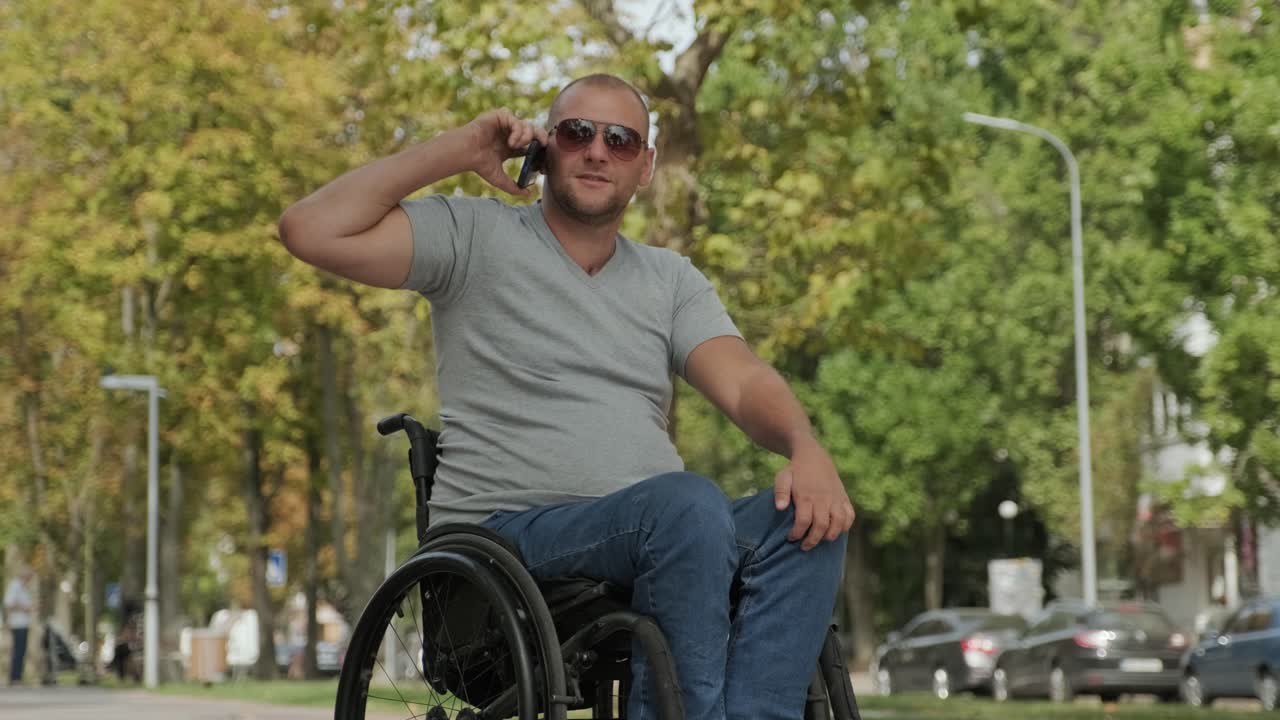 hombre con discapacidad entrenando en el gimnasio del centro de rehabilitación