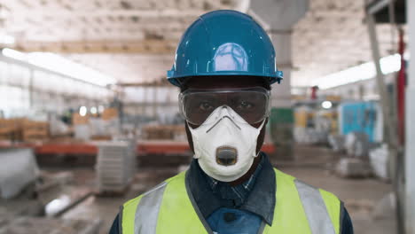 mann mit schutzausrüstung in der fabrik