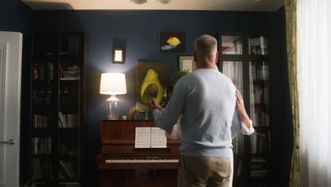 pareja bailando en casa