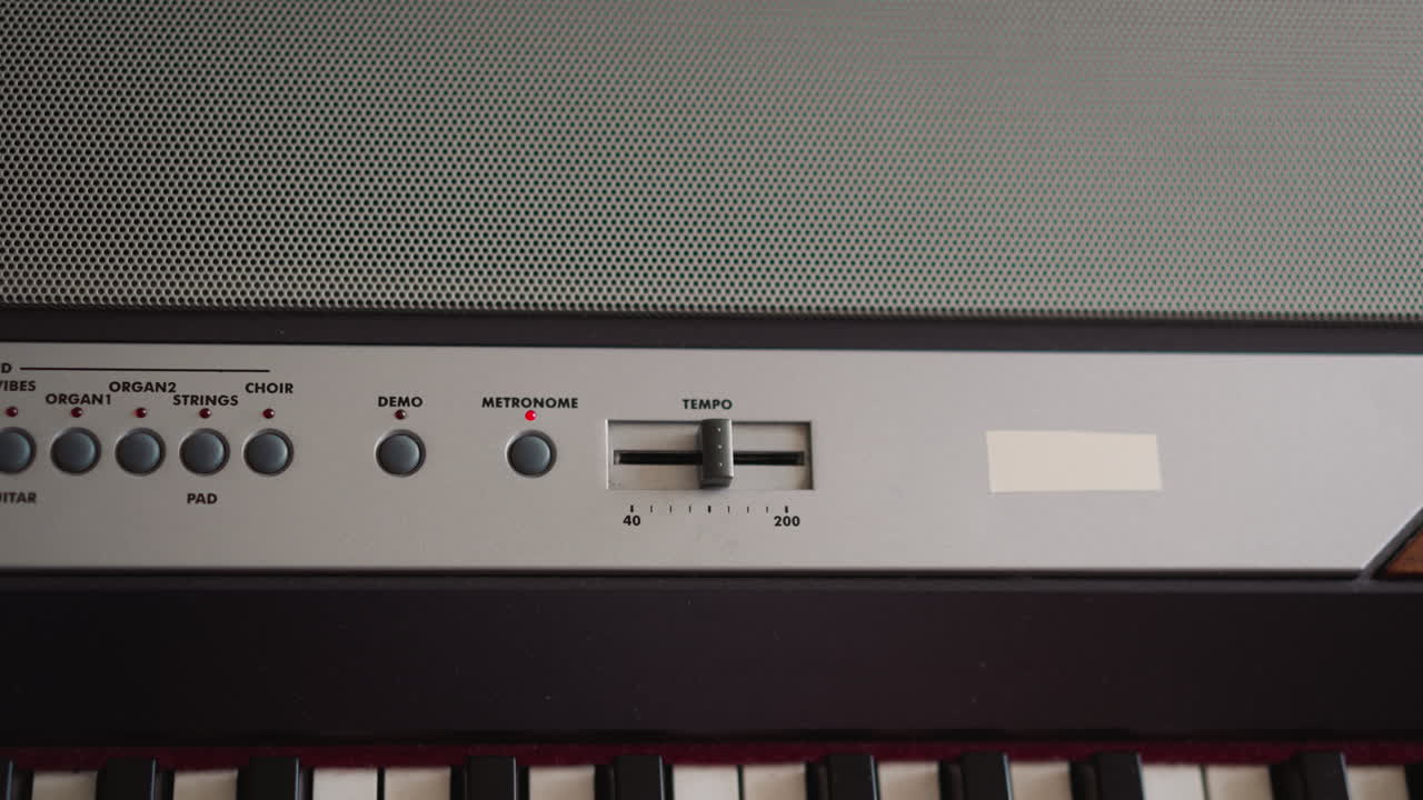 아이는 템포를 조정하고 레버를 움직이고 메트로 ⁇ 을 켜줍니다.