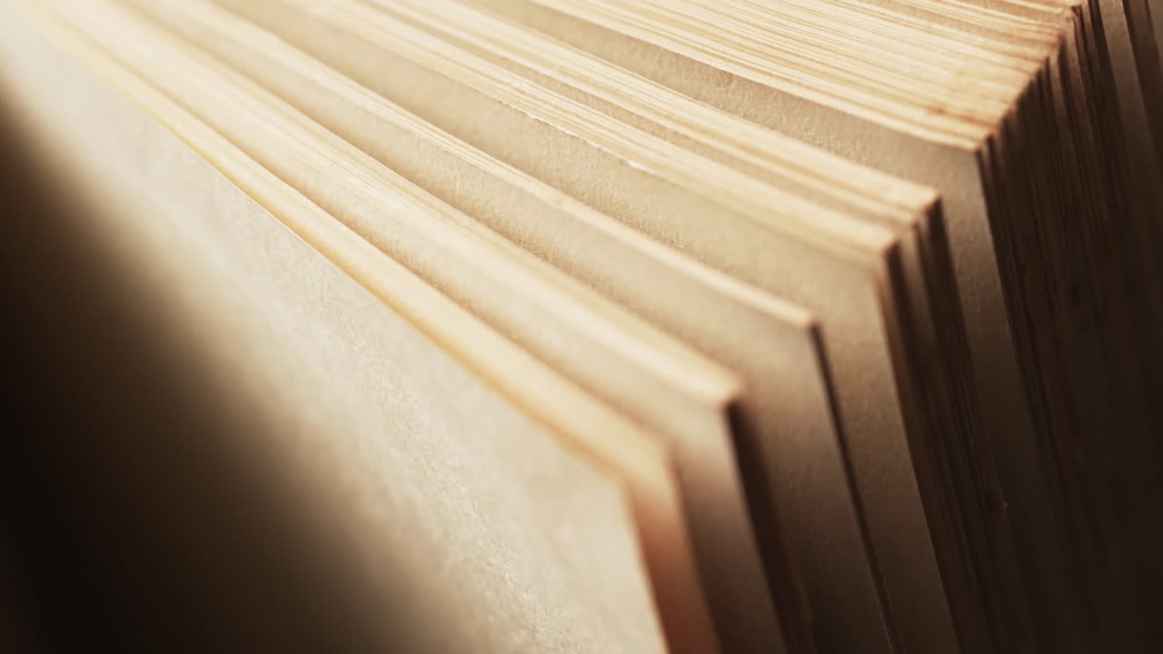 micro de páginas de libros y espacio de copia sobre fondo blanco