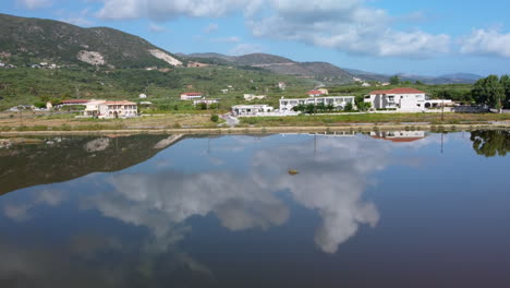 vista aérea de las salinas, como la isla de zakynthos.