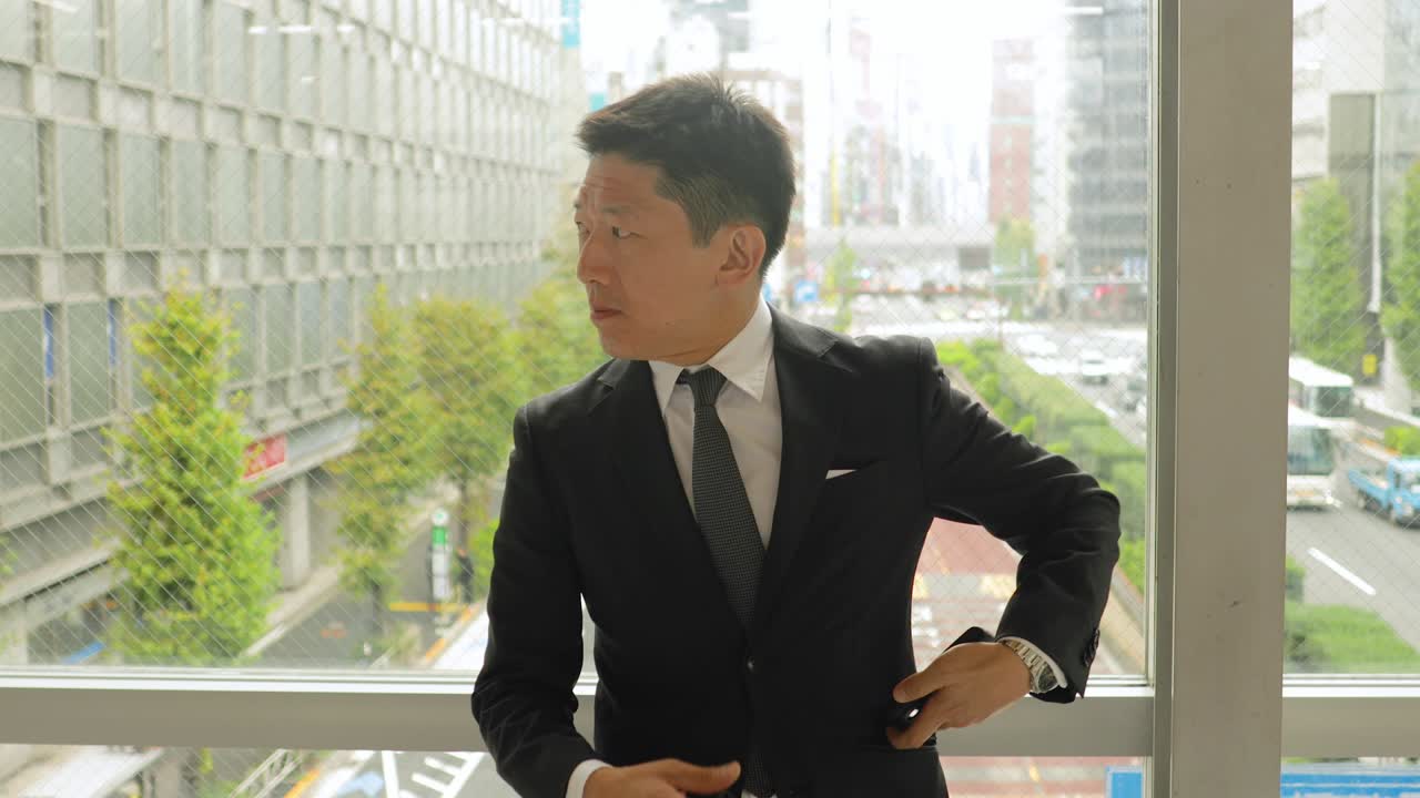 스마트폰으로 일하는 일본인 사업가