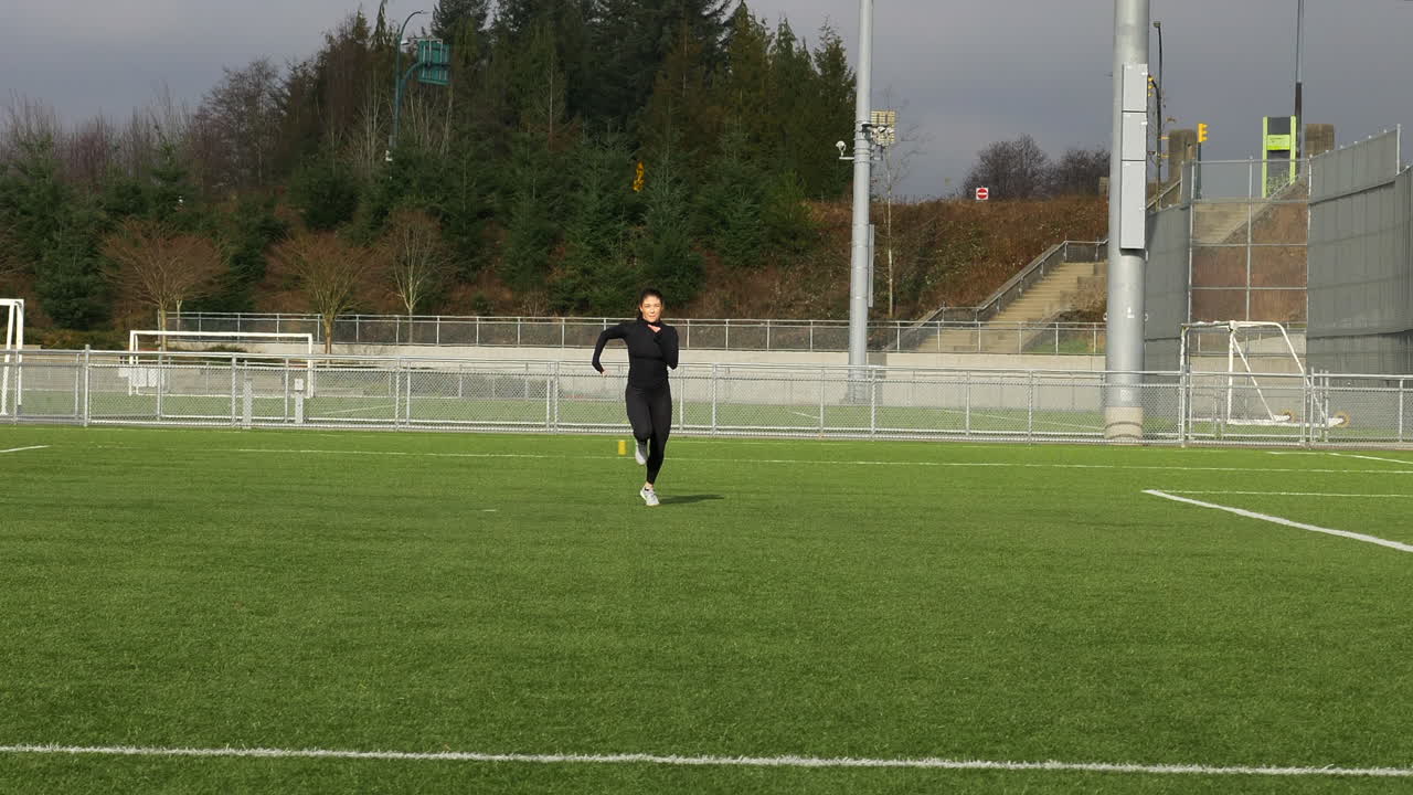 카메라를 향해 질주하는 운동 여성, 슬로우 모션, 외부