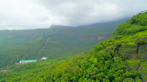 Grüne-Bergstation-In-Schwarzen-Wolken-Weit-Bis-Zur-Nahaufnahme