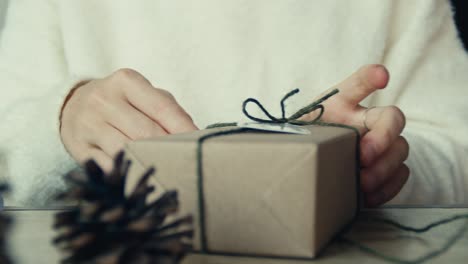 persona que envuelve un regalo