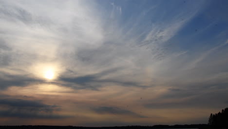 Wunderschönes-Zeitraffervideo-Eines-Sonnenuntergangs-Im-Sommer-In-Finnland