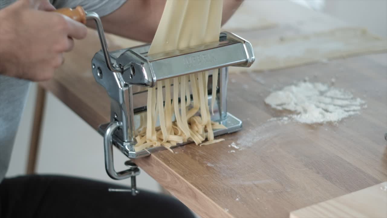 Preparazione autentica di pasta italiana: Slow motion con macchina Imperia - Filmato ravvicinato 4K