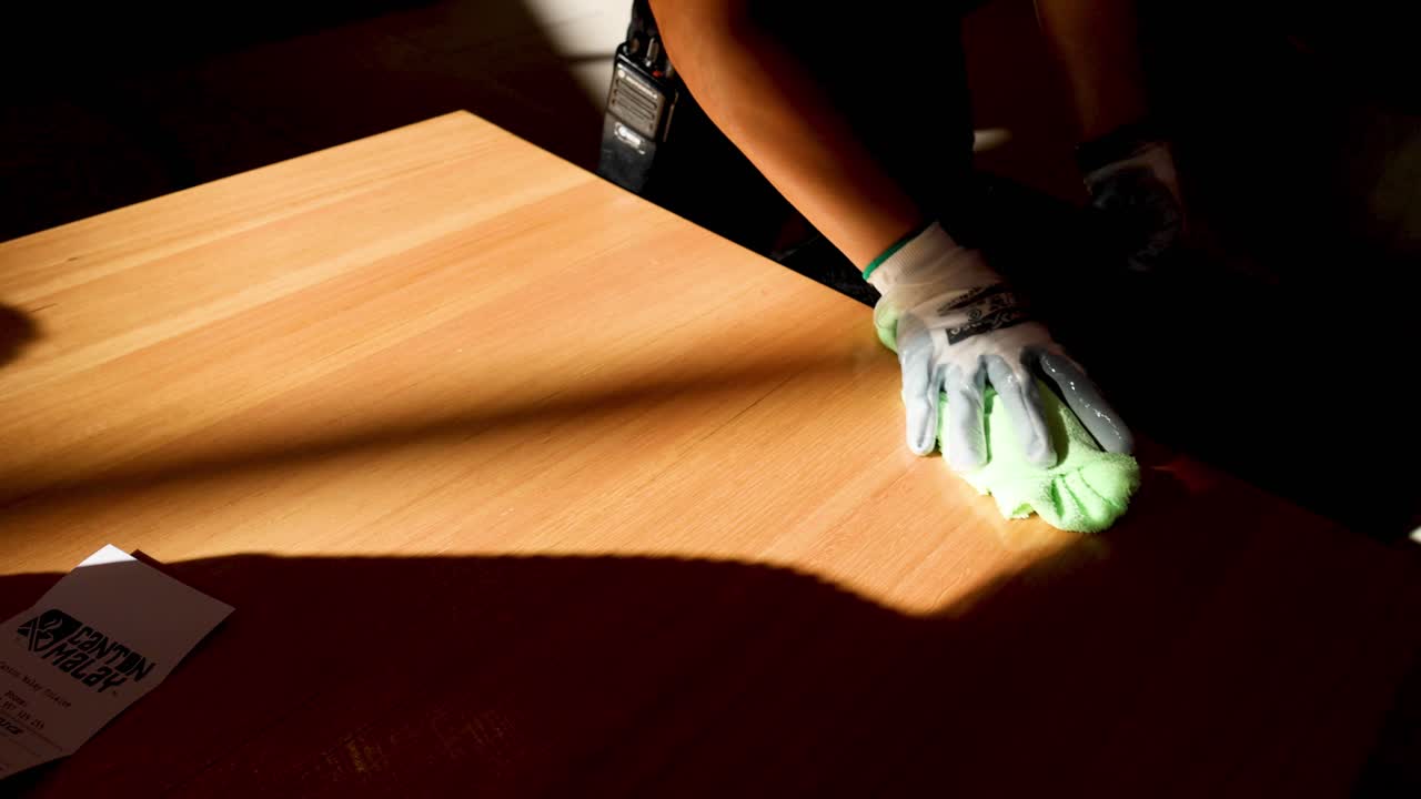 초록색 천으로 된 개인 청소 테이블