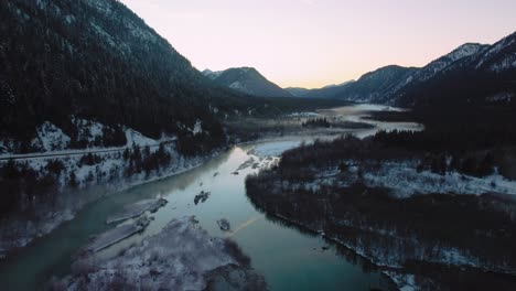 pintoresco río bávaro del valle de la montaña de los alpes austríacos con agua dulce en sylvansteinspeicher al atardecer, lecho del río de nieve invernal, árboles y bosques y montañas