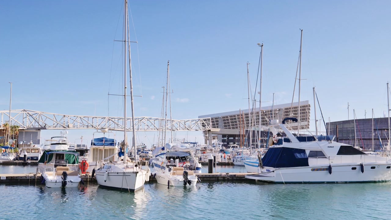 Uno scatto del Port Fòrum e del grande pannello solare a Barcellona, Spagna
