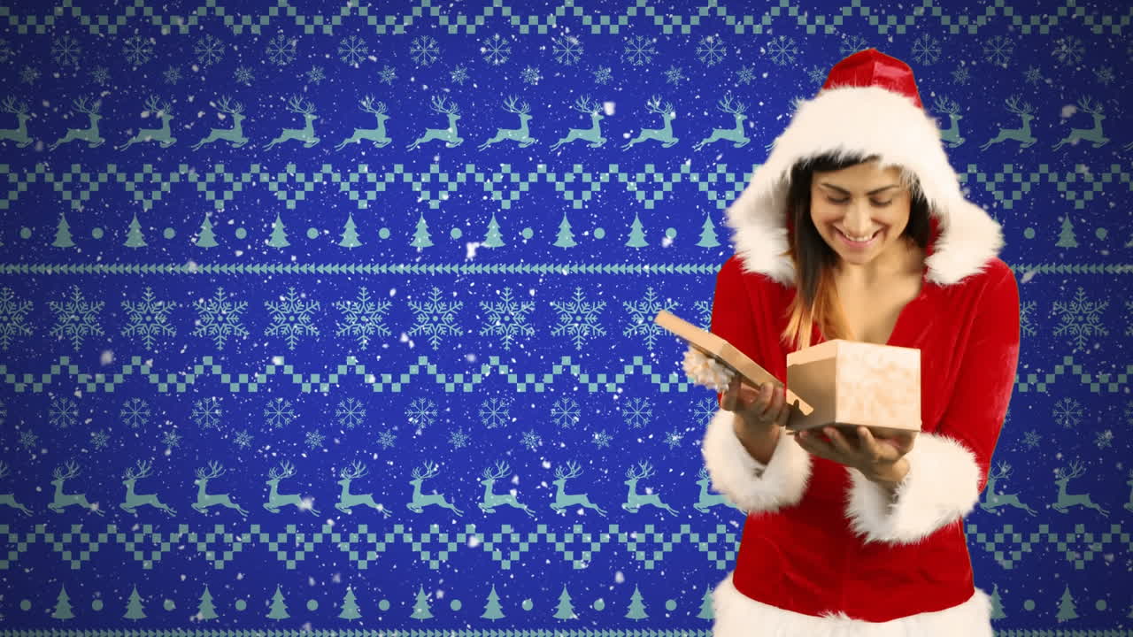 animación digital del retrato de una mujer disfrazada de santa abriendo una caja de regalos contra el patrón de navidad