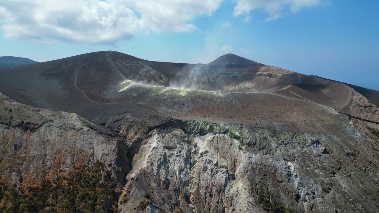 vulcano 섬 활성 분화구는 aeolian islands, sicily, italy - 공중 4k에서 노란색 증기를 피운다