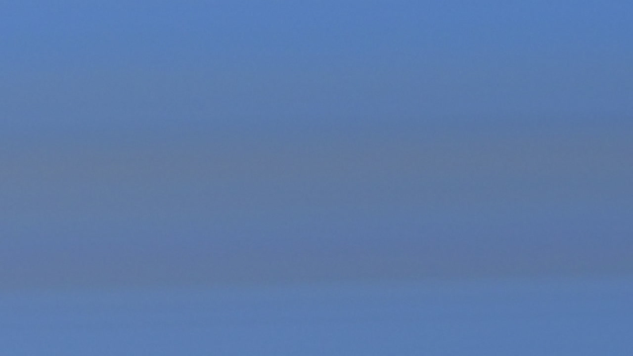 빠른 컨베이어 벨트, 공장 생산 라인을 따라 움직이는 플랩잭 또는 그래놀라 바의 동작 흐림