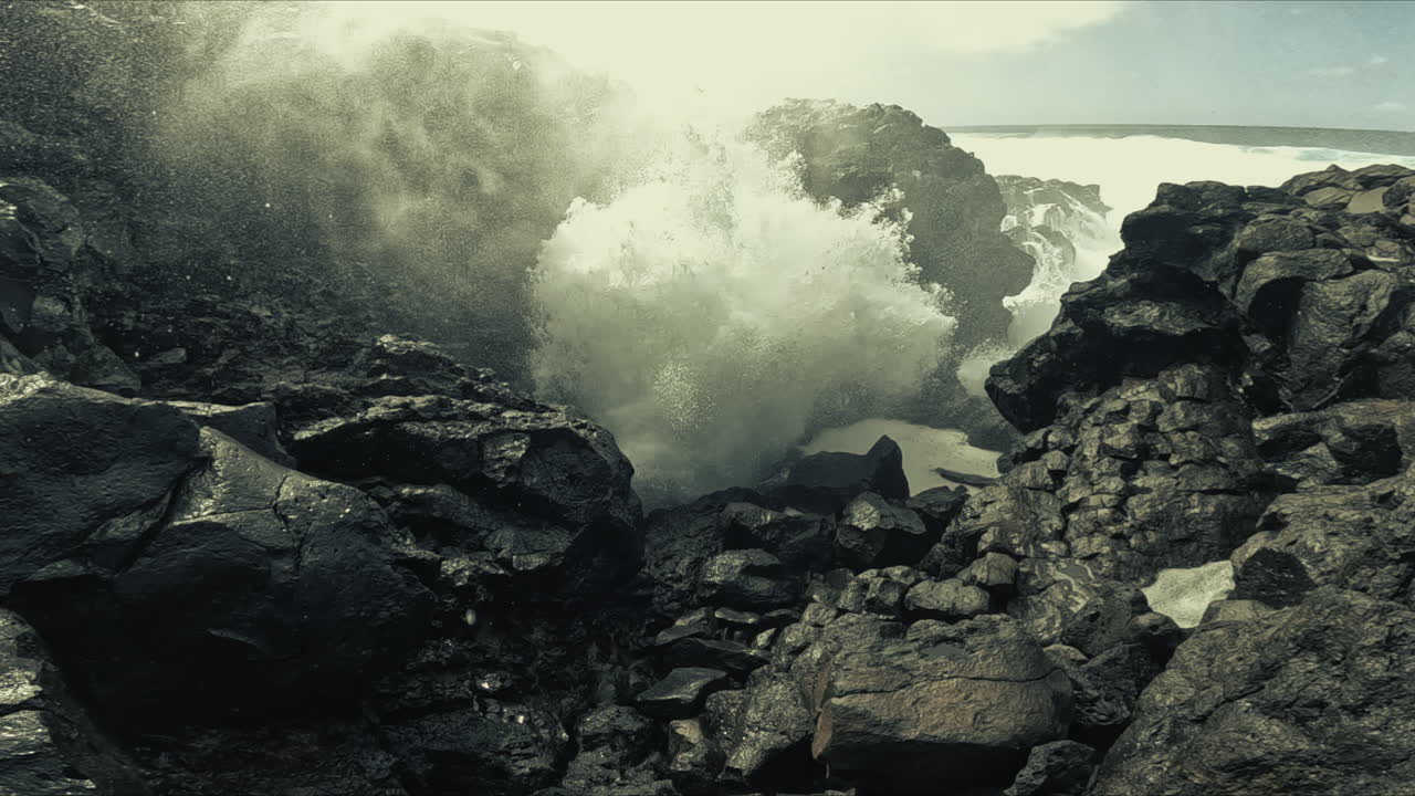 fuertes olas chocando contra las rocas volcánicas