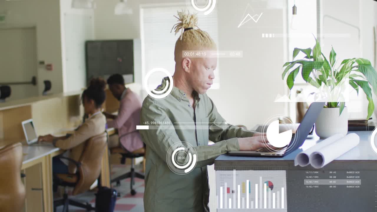 анимация икон и обработка данных над афроамериканским альбиносом в офисе.