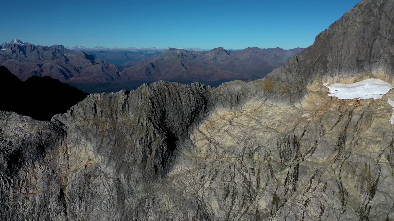 disparo lento de drones milford sound gertrude saddle parque nacional fiordland, nueva zelanda