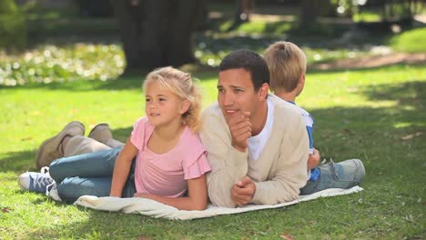 Young-man-talking-with-his-two-children-