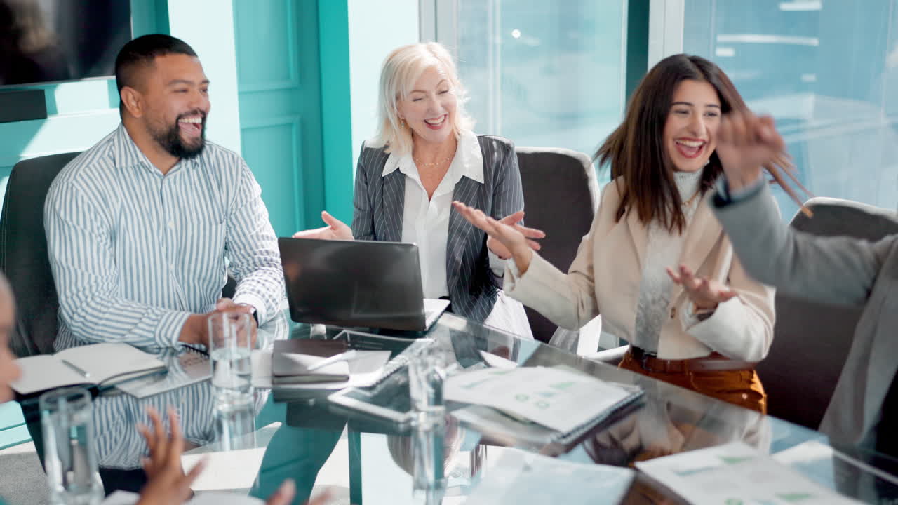 팀이 회의에서 성공을 축하하고 있습니다.