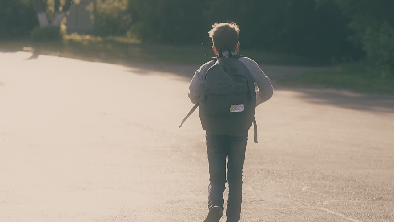 젊은 남자가 회색 아스팔트 도로를 따라 달린다
