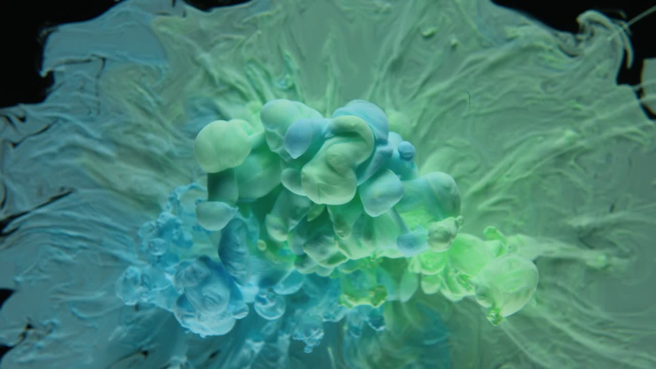 fondo de flujo líquido multicolor en el agua en cámara lenta - colisión de tintas