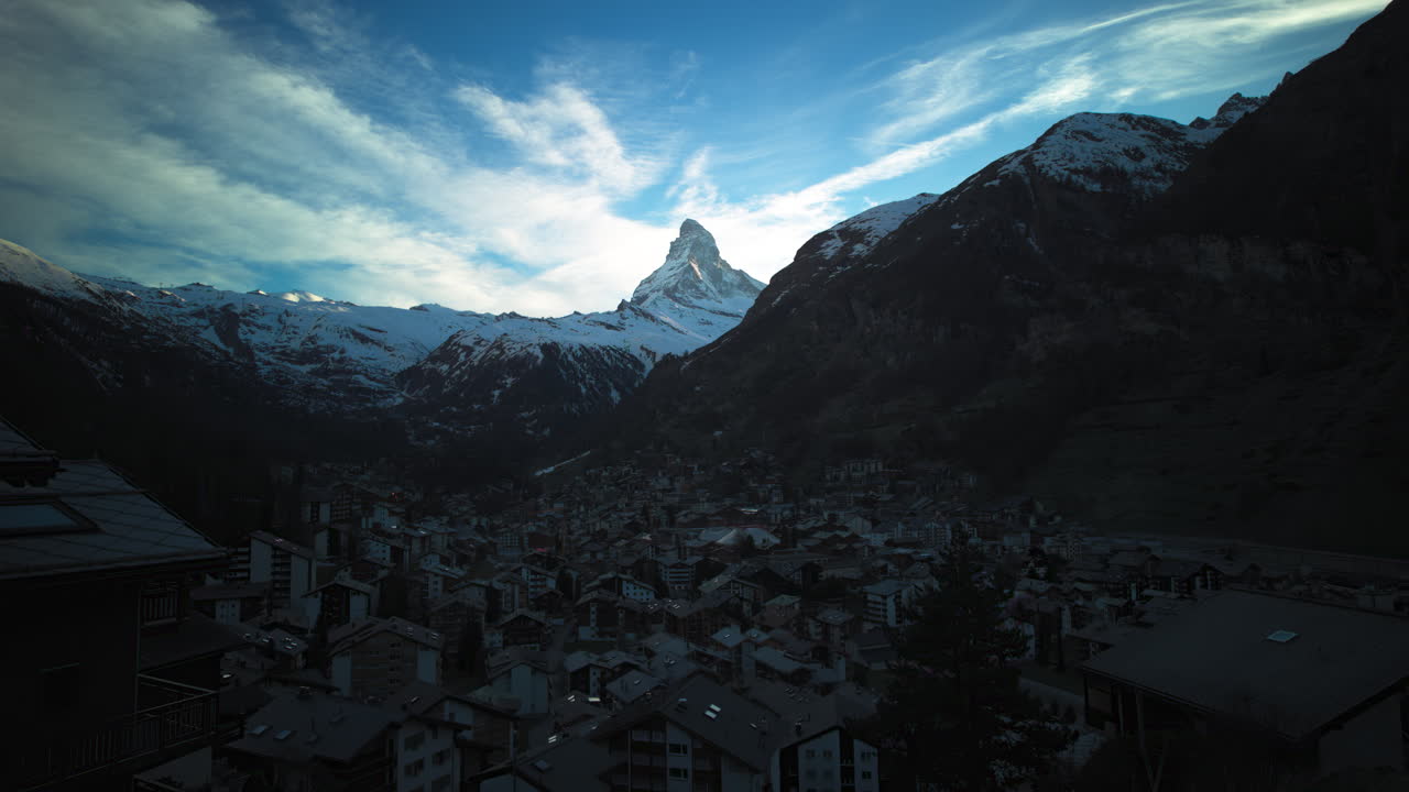 fotografía en gran ángulo de la estación de esquí de zermatt y el pico de matternhorn