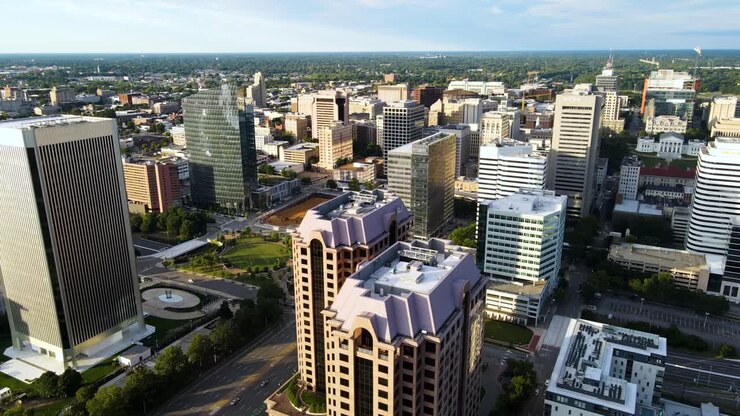 Centro de Richmond, Virgínia | Sobrevoo Aéreo com Panorâmica Lateral | Verão de 2021