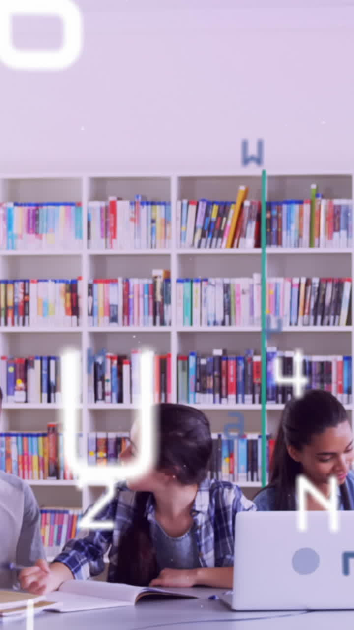 animación de un grupo diverso de estudiantes en la biblioteca de la escuela utilizando computadoras portátiles